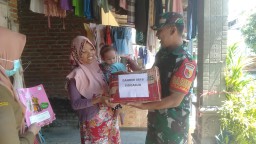 Peduli Perkembangaan Balita Stunting, Serka Joko.Dwi Babinsa 05/Tulangan Bagikan Makanan Tambahan