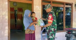 Tekan stunting, Babinsa Koramil 0816/15 Sukodono berikan PMT untuk Balita