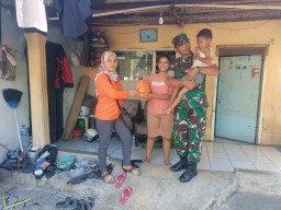 Dukung Program Treatment of Stunting Babinsa Koramil 14 Taman Berikan Bantuan Makanan Sehat dan Vitamin