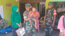 Danramil 0816/03 Buduran bersama Ketua Persit KCK Ranting 04 Buduran berbagi sembako untuk anak stunting