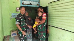 Peduli Perkembangaan Balita Stunting, Koramil 0816/10 Balongbendo Bagikan PMT