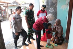 Berikan Bantuan vitamin, Tiga pilar Desa Rangkah Kidul Berharap Angka Stunting Nol Persen