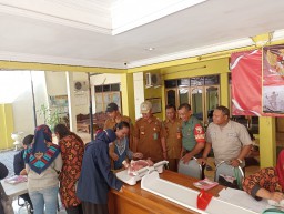 Babinsa dan Bhabinkamtibmas monitoring Posyandu di Kampung Pancasila Desa Kebaron