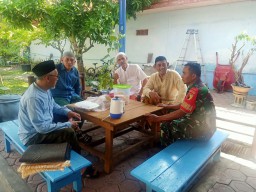 Komunikasi sosial Babinsa 0816/01 Celep bersama tokoh agama di wilayah binaan.
