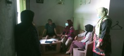 Anggota Babinsa Bersama Nakes Puskesmas Tanggulangin Berikan Motivasi Pada Warga Yang Sakit*