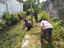 Koramil 0816/01 Sidoarjo gotong royong bersihkan sungai di wilayah kelurahan Sidoklumpuk Sidoarjo.