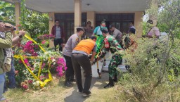 Babinsa 0816/01 dan Babinkamtibmas Magersari Sidoarjo membantu korban perampokan.