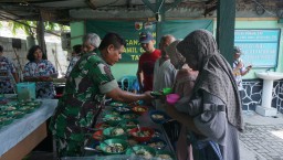 Koramil 0816/18 Sedati bersama Mitra Terang Bagi Sidoarjo Bagi-bagi Makan Gratis kepada Masyarakat Umum