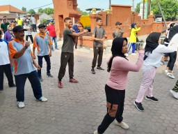 Kebersamaan Anggota Koramil 0816/11 Tarik, Senam SKJ Bersama Forpimka Kec. Tarik