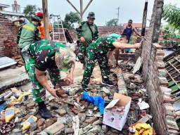 Babinsa Koramil 0816/07 Krembung Bantu Kerja Bakti di Dusun Candi Kec. Wangkal Krembung