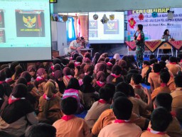 Babinsa Koramil 0816/16 Waru berikan pembekalan Wasbang dan Bela Negara di SDN Kepuhkiriman