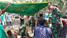 WUJUD BELASUNGKAWA, DANDIM 0816 BESERTA DANRAMIL 05/TULANGAN MENGHADIRI PEMAKAMAN JENAZAH ANGGOTA