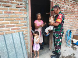Peduli Stunting, Babinsa Koramil 0816/15 Sukodono Bagikan Makanan Tambahan