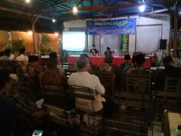 Babinsa Desa Kepatihan Serma Sukardi Menghadiri Rapat Sosialisasi APBdes Tahun Anggaran 2024