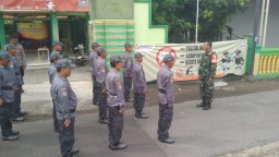 Babinsa Koramil 0816/15 Sukodono Berikan Pelatihan Keamanan Dan Ketertiban Satlinmas