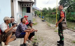 Kerjasama dan Keakraban: Babinsa Desa Keboanom Tingkatkan Silaturahmi Melalui Komunikasi Sosial Bersama Warga Setempat