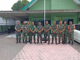Danramil 0816/05 Kapten Inf Moh. Said Bersama Anggota Babinsa Menerima Kunjungan Kerja Perwira Seksi Teritorial 084/BJ Mayor Inf Hendi Maindra Warman