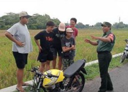 Antisipasi Kenakalan Remaja, Babinsa Koramil 0816/15 Sukodono Ajak Remaja Berprilaku Positif