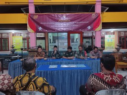 Sinergitas tiga pilar Hadiri pelantikan KPPS Pemilu 2024 di desa Banjar bendo Sidoarjo.