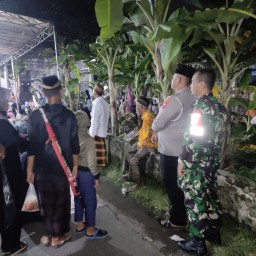 Babinsa & Bhabinkamtibmas Bersinergi Dalam Pendampingan Pengajian Umum Serta Gebyar Sholawat di Ruwat Desa.