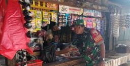 Anggota Babinsa Koramil 0816/06 Tanggulangin Mlaks Giat Monitoring Harga Sembako Di Pasar Tradisional*
