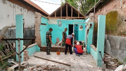 Rasa Empati Kepada Warga Masyarakat Kurang Mampu Anggota Koramil 0816/11 Tarik Bantu Bedah Rumah