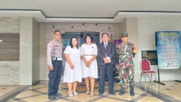 Sinergi Babinsa Koramil 0816/16 Dalam Pengamanan Jumat Agung di GPDI Imanuel Tropodo, Cerminan Kebersamaan dan Keharmonisan