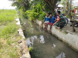 Babinsa Swaluh Gandeng Warga Perkuat Komitmen Kebersihan Lingkungan