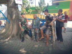 Babinsa Koramil 04/Porong, Koptu Alfa, Terlibat Aktif dalam Kegiatan Komsos untuk Mempertahankan Kerukunan dan Keamanan di Desa Candipari"
