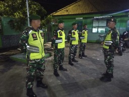 Babinsa Koramil 0816/07 Krembung Bersinergi dengan Polsek dalam Pengamanan Arus Balik Idul Fitri 1445 H