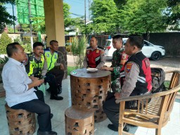Sinergi Babinsa dan Warga Desa Watugolong Jamin Keamanan Idul Fitri 1445 H