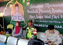 Anggota Koramil 0816/11 Tarik Bersinergi, Laksanakan Pengamanan Di Pos PAM Simpang 4 Balongbendo