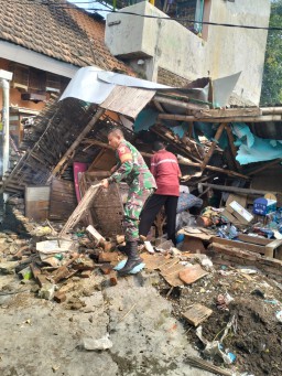 Gotong royong dengan warga kelurahan Sekardangan dengan babinsa Koramil 0816/01 Sidoarjo atasi rumah roboh warga.