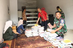 Wujud Sinergi, Dinas Perpustakaan Sidoarjo Serahkan Bantuan Buku untuk Desa Penambangan melalui Satgas TMMD ke-120