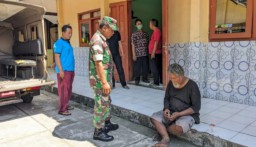 Sertu Aviv Ashab Anggota Babinsa Koramil 0816/06 Tanggulangin Bantu Melaksanakan Evakuasi Warga ODGJ