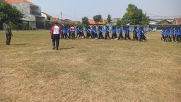 Pelatihan Paskibra di Lapangan Bola Desa Kalitengah Persiapkan Peringatan HUT RI ke-79