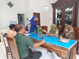 Babinsa Simoketawang Sertu Imam Arifin Perkuat Silaturahmi dan Pantau Kondisi Wilayah di Dusun Jarakan