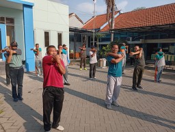 Anggota Koramil 0816/09 Krian dan Forkopimka Kec. Krian Gelar Senam SKJ untuk Jaga Kebugaran dan Pererat Sinergi