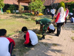 Babinsa Koramil 0816/07 Krembung Bersama Siswa SMAN 1 Krembung Gelar Kerja Bakti untuk Lingkungan Bersih dan Sehat