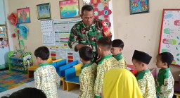 Babinsa Komsos dengan Siswa Raudhatul Athfal (RA) Aisyiyah-6 Penatarsewu
