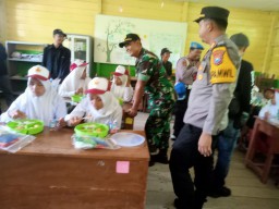 Peduli Gizi Anak Bangsa, Danramil 0816/01 Sidoarjo Kota Dan Kapolsek Berikan Makan Gratis Empat Sehat Lima Sempurna di SDN 2 Gebang