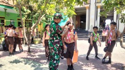 Semangat Pramuka dan Gotong Royong: Babinsa Koramil 0816/07 Krembung Dampingi 1.500 Siswa dalam Lomba Jelajah Kota di Sidoarjo