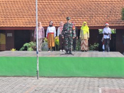 Babinsa Koramil 0816/04 Porong Hadiri Upacara Hari Pahlawan di SDN 1 Pesawahan, Ajak Siswa Teladani Nilai Kepahlawanan