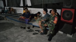 Babinsa Sawocangkring Ajak Warga Bersama-sama Jaga Keamanan Menjelang Pilkada Serentak