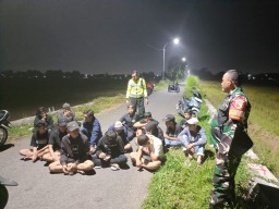 Babinsa dan Bhabinkamtibmas Bubarkan Sekelompok Remaja Konsumsi Miras di Jalan Raya Punggul Gedangan