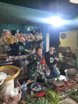 Babinsa Koramil 0816/14 Taman Pastikan Stabilitas Harga Sembako di Pasar Sepanjang
