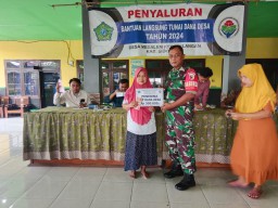 Wujud Peran Aktif, Babinsa Dampingi Penyaluran BLT Dana Desa