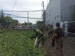 Respons Cepat Bersama, Koramil 0816/16 Waru dan BPBD Provinsi Jatim Bersihkan Kali Siner dan Kali Buntung