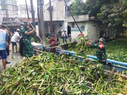 Sinergi TNI, Polri, dan Masyarakat Wujudkan Lingkungan Bersih, Gotong Royong di Sungai Sekardangan
