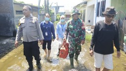 Babinsa Desa Kalipecabean Bersama Tim Gabungan Berikan Bantuan Evakuasi Korban Banjir Akibat Meluapnya Sungai Pagebluk